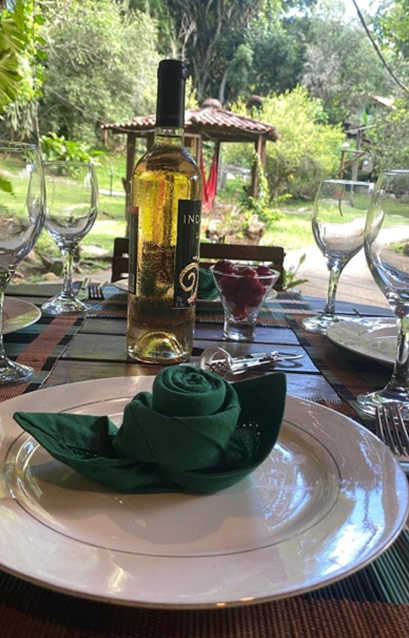 Mesa com bebidas no quiosque Shadê House