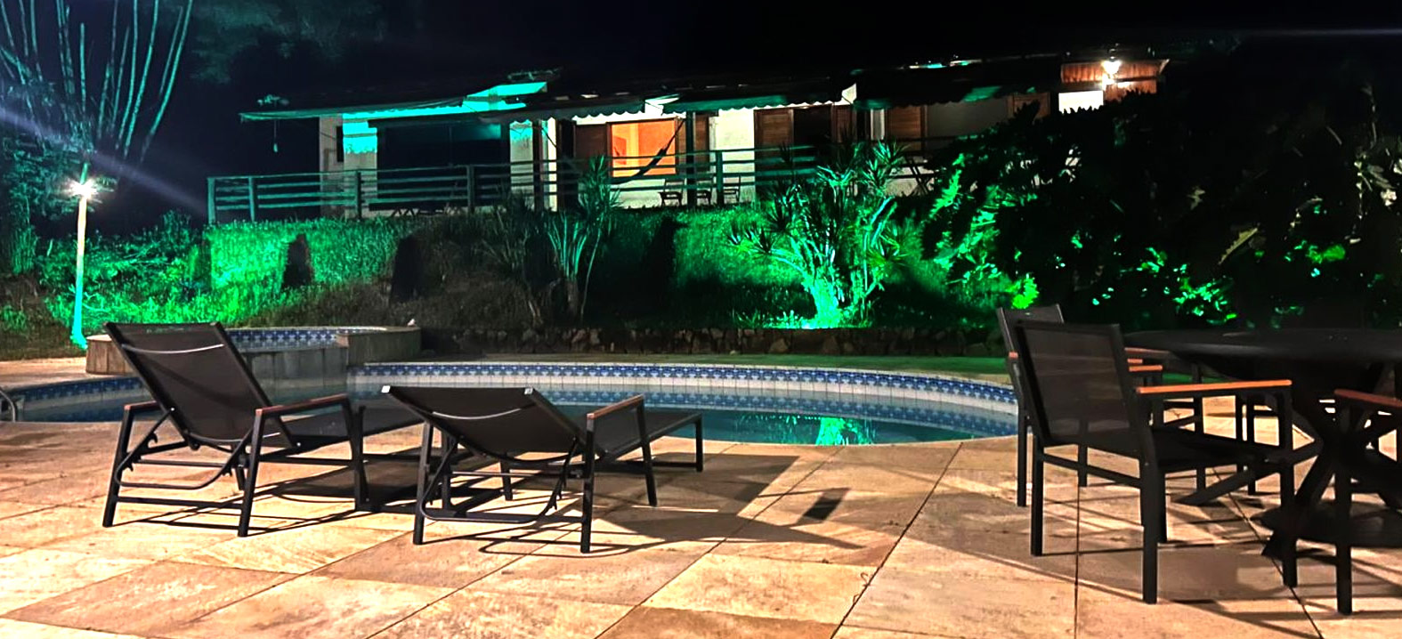 Ambiente piscina á noite